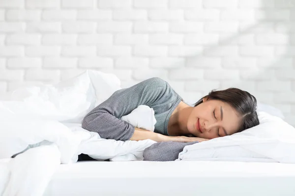 美しい魅力的なアジアの女性の睡眠と甘い夢はとてもリラックスして快適な朝の気持ちで居心地の良いベッドルームでベッドの上に横たわっています 自宅で就寝と健康的な若い女性の睡眠 ヘルスケアコンセプト ロイヤリティフリーのストック画像