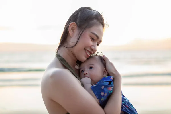 Indah Menarik Ibu Asia Memegang Bayinya Yang Baru Lahir Tangan — Stok Foto
