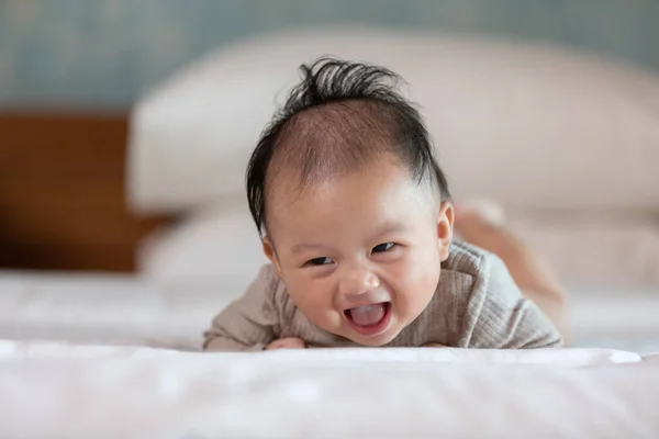 Bayi Yang Baru Lahir Bulan Berbaring Berbaring Perut Mengembangkan Kontrol — Stok Foto