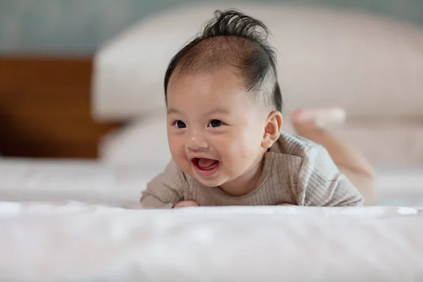 Bayi Yang Baru Lahir Bulan Berbaring Berbaring Perut Mengembangkan Kontrol — Stok Foto