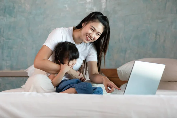 Ibu Asia Yang Cantik Mengajar Putrinya Untuk Belajar Dan Menggunakan — Stok Foto