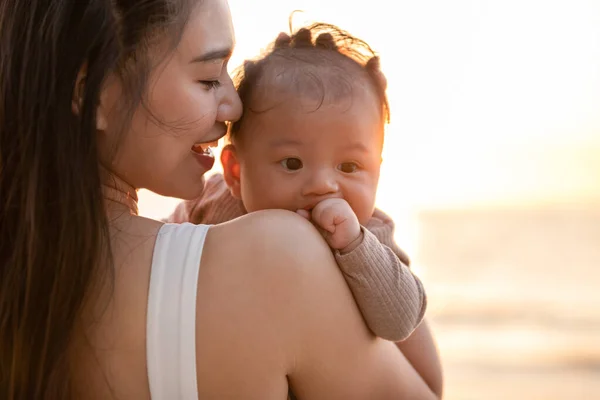 Hermosa Atractiva Mamá Asiática Sosteniendo Bebé Recién Nacido Mano Besándose — Foto de Stock