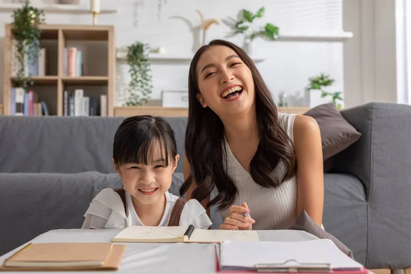 Ibu Muda Asia Yang Bahagia Tersenyum Dengan Putrinya Ruang Tamu — Stok Foto