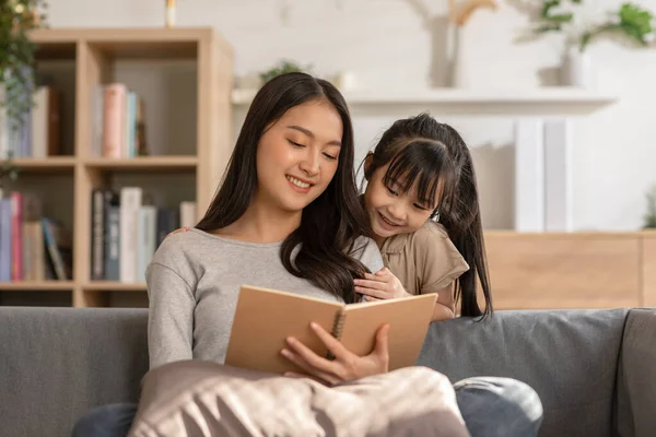 Ibu Muda Asia Yang Bahagia Tersenyum Membaca Dongeng Dengan Putri — Stok Foto