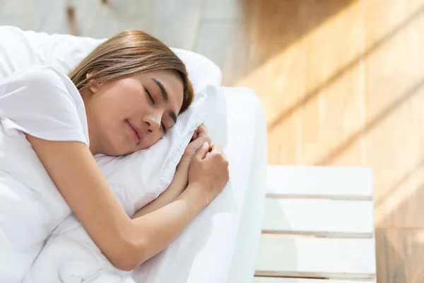 Mooie Aantrekkelijke Aziatische Vrouw Slapen Zoete Droom Liggend Bed Gezellige — Stockfoto