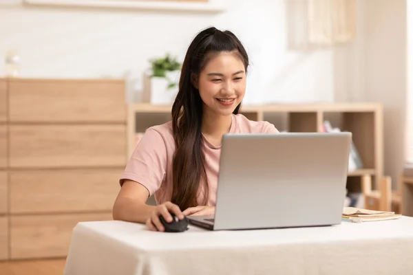Pengusaha Cantik Wanita Muda Asia Bisnis Mengenakan Pekerjaan Kasual Online — Stok Foto