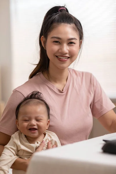 Bayi Bayi Yang Baru Lahir Manis Tersenyum Dan Rileks Ibu — Stok Foto