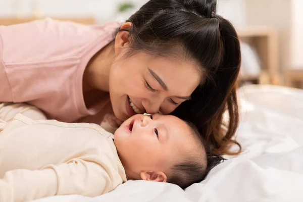 New Asian Ibu Bermain Untuk Bayi Manis Yang Baru Lahir — Stok Foto