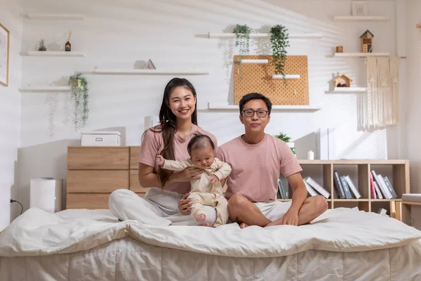 Portait Asian Family Mother Father Newborn Baby Sitting Bed Smiled — Stok Foto