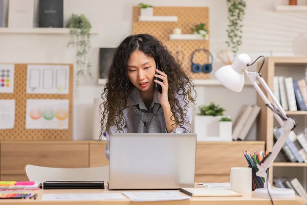 Drukke Ondernemer Business Aziatische Jonge Vrouw Met Krullend Kapsel Dragen — Stockfoto