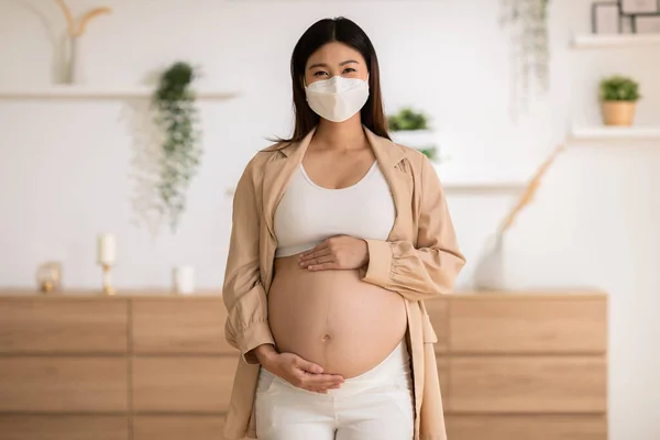 Gelukkig Zwangere Vrouw Dragen Medische Gezichtsmasker Beschermen Virus Staande Strelen — Stockfoto