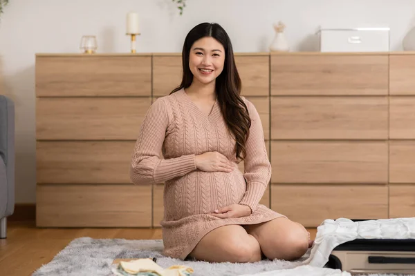 Aziatische Zwangere Vrouw Bereidt Luier Voeding Fles Voor Baby Thuis — Stockfoto