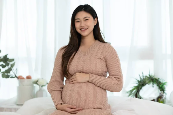 Gelukkig Zwanger Aziatische Vrouw Zitten Een Bed Vasthouden Streelde Haar — Stockfoto