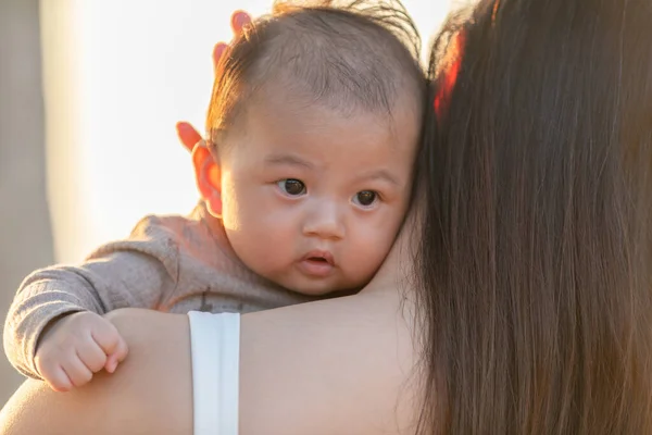 Ibu Cantik Asia Yang Menarik Menggendong Bayinya Bayi Yang Baru — Stok Foto