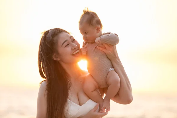 เอเช สวยงาม บทารกแรกเก ดของเธอไว ในม และจ บบนศ รษะของทารก หวานและน กกลางแจ — ภาพถ่ายสต็อก