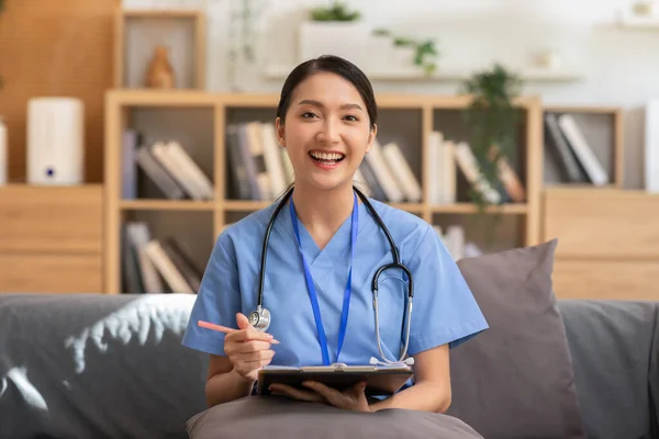 Kamera Melihat Dokter Asia Wanita Tersenyum Pertemuan Online Dengan Pasien — Stok Foto