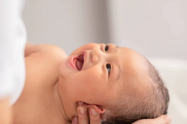 ใจเย นของทารกแรกเก ดเอเช ยอาบน าในอ างอาบน อาบน กชายของเธอในน ความส ขทารกแรกเก — ภาพถ่ายสต็อก