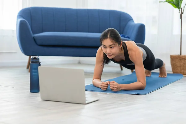 Wanita Asia Yang Tertarik Melihat Laptop Berlatih Papan Yoga Online — Stok Foto