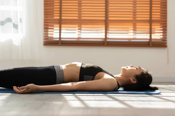 Asyalı Kadının Sakinliği Yoga Vücut Çalışması Veya Savasana Pozu Meditasyon — Stok fotoğraf