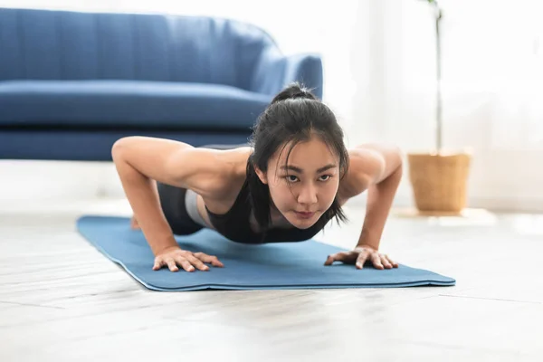 Ασιατική Κοπέλα Κάνει Push Ups Προπόνηση Άσκηση Χαλάκια Άσκηση Συγκέντρωση Εικόνα Αρχείου