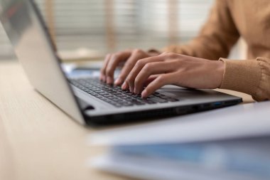 Klavyeye yazı yazan kısa tırnaklı Asyalı erkek ellerini kapatın. Covid-19 durumundan dolayı evden çalışmak verimli. Laptop çalışan ve kullanışlı olan akıllı bir aygıttır..