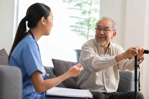 Orang Tua Senior Pasien Berbicara Dengan Dokter Wanita Yang Peduli — Stok Foto