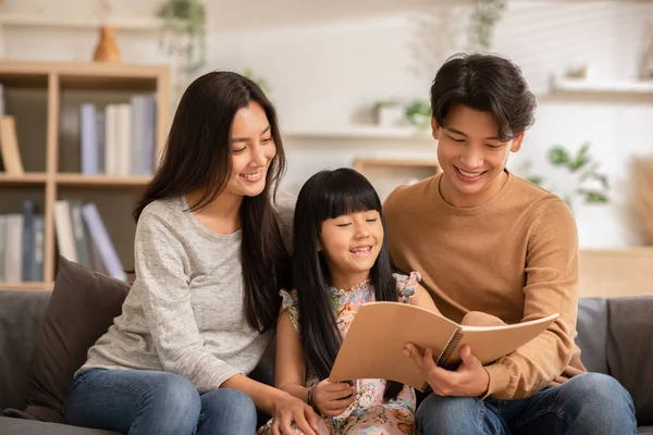 Keluarga Asia Yang Bahagia Duduk Sofa Bersama Melihat Buku Catatan — Stok Foto
