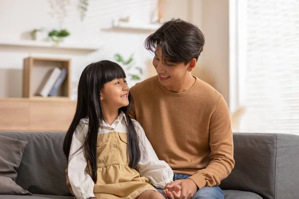 Ayah Tersenyum Asia Memeluk Putri Duduk Sofa Berpose Untuk Foto — Stok Foto