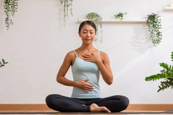 Wanita Asia Melakukan Latihan Pernapasan Sebelum Berlatih Yoga Sehat Perempuan — Stok Foto