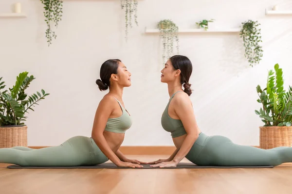 Tenang Kebugaran Pasangan Asia Muda Duduk Yoga Mat Melakukan Latihan — Stok Foto