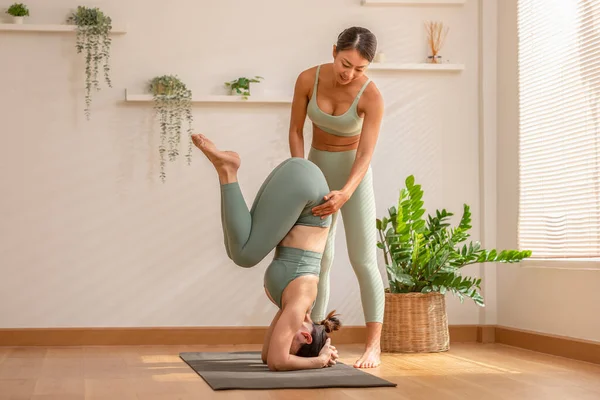 Yoga Instruktur Pelatihan Dengan Perempuan Asia Mengenakan Pakaian Olahraga Hijau — Stok Foto