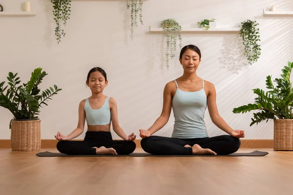Sehat Pasangan Ibu Dan Gadis Kecil Melakukan Yoga Latihan Pada Stok Gambar Bebas Royalti