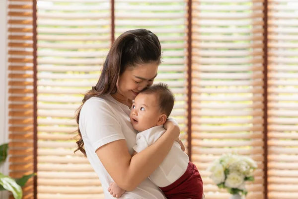 Ibu Asia Memegang Bayinya Bayi Yang Baru Lahir Tangan Dan — Stok Foto