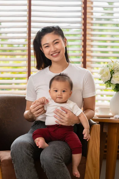 Ibu Asia Bahagia Bermain Dan Menghabiskan Waktu Dengan Bayi Yang — Stok Foto
