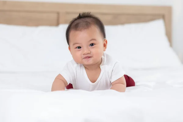 Happy Bayi Yang Baru Lahir Berbaring Perut Mengembangkan Kontrol Leher — Stok Foto