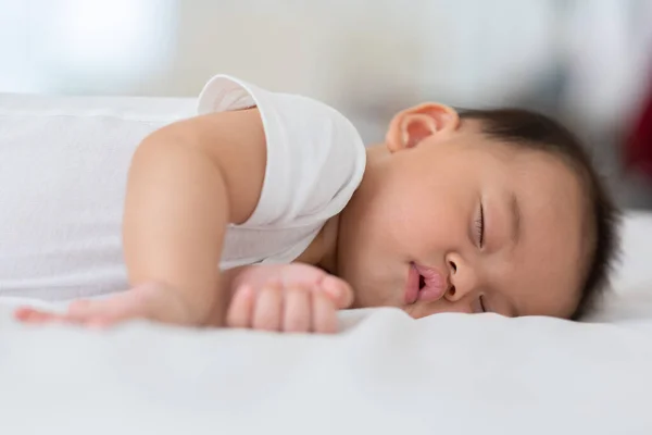 Happy Asian Bayi Yang Baru Lahir Berbaring Tidur Tempat Tidur — Stok Foto