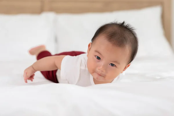 Happy Bayi Yang Baru Lahir Berbaring Perut Mengembangkan Kontrol Leher — Stok Foto