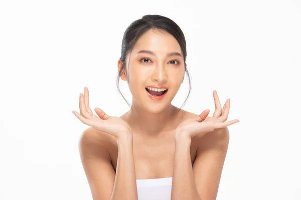 아리따운 아시아인젊은 부드러운 미소를 깨끗하고 긍정적 감정으로 활기차게 웃으며 과아름다움 — 스톡 사진