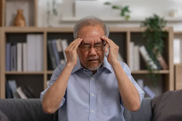 Orang Tua Asia Sakit Kepala Dan Migrain Orang Tua Sakit — Stok Foto