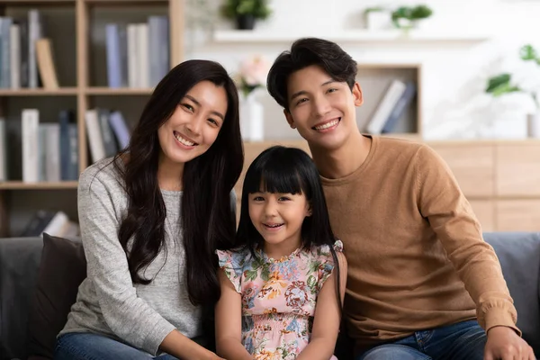 Keluarga Asia Yang Bahagia Duduk Sofa Tersenyum Dengan Cinta Dan — Stok Foto