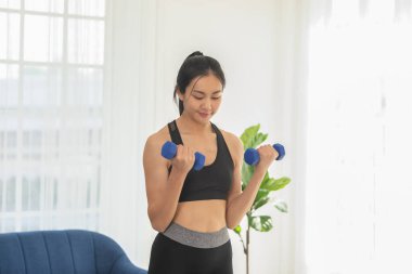 Kol egzersizi. Kol egzersizi. Kol egzersizi. Kol egzersizi. Kollara odaklanmak için kadın konsantrasyonu egzersizi..