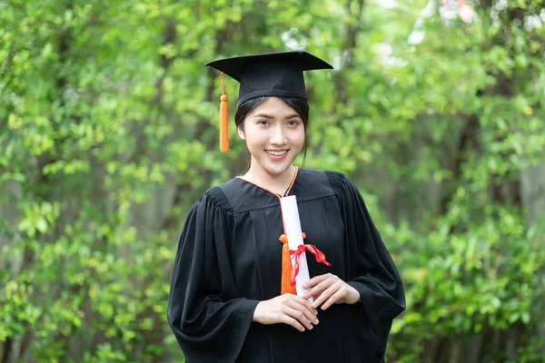 Atractiva Asiática Estudiante Graduada Gorra Bata Celebrando Con Certificado Mano —  Fotos de Stock