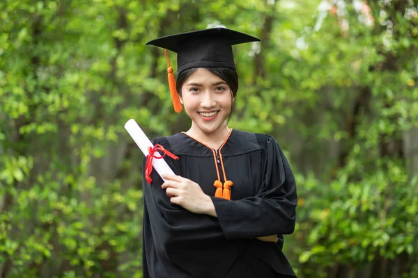 Atractiva Asiática Estudiante Graduada Gorra Bata Celebrando Con Certificado Mano —  Fotos de Stock