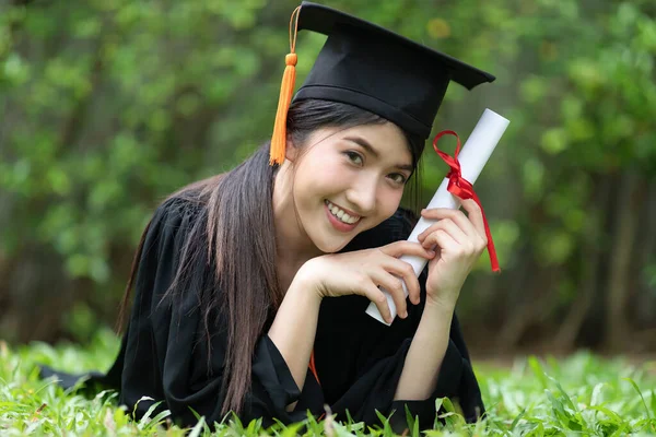 Atractiva Asiática Estudiante Graduada Gorra Bata Celebrando Con Certificado Mano —  Fotos de Stock