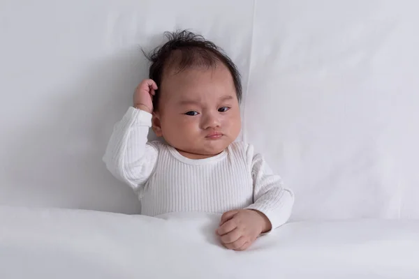 Top Melihat Bayi Bahagia Berbohong Dan Menggaruk Kepala Memikirkan Sesuatu — Stok Foto