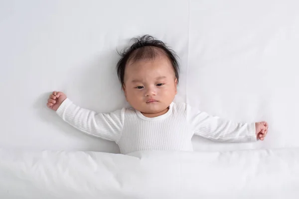 Tampilan Atas Bahagia Bayi Yang Baru Lahir Berbaring Tempat Tidur — Stok Foto
