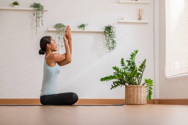 Çekici Asyalı kadının sakinliği yoga kartalı ya da Garudasana pozu evde esneme ve meditasyon için çok rahat ve rahatlatıcı. Yoga Egzersiz Sağlık Konsepti