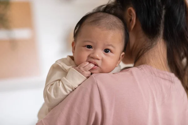 Jari Jari Atau Jempol Menghisap Kebiasaan Bayi Yang Baru Lahir — Stok Foto