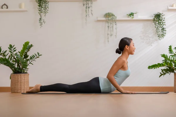 Kesejahteraan Wanita Asia Yang Menarik Berlatih Yoga Cobra Berpose Rumah — Stok Foto