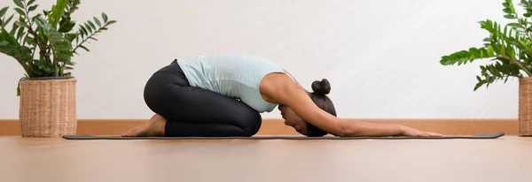 Banner Side View Asian Woman Wearing Green Sportwear Doing Yoga — Stock Photo, Image